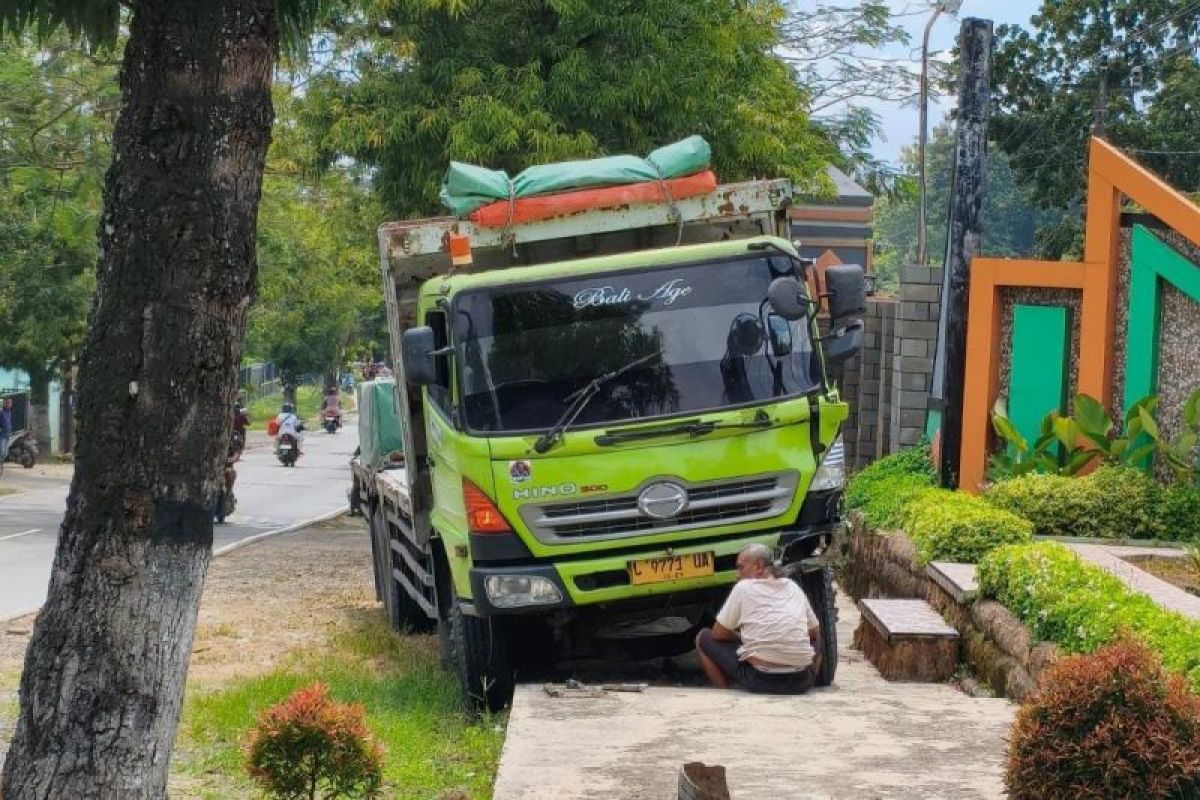 Truk tronton tabrak lima sepeda motor di Blora, satu orang tewas