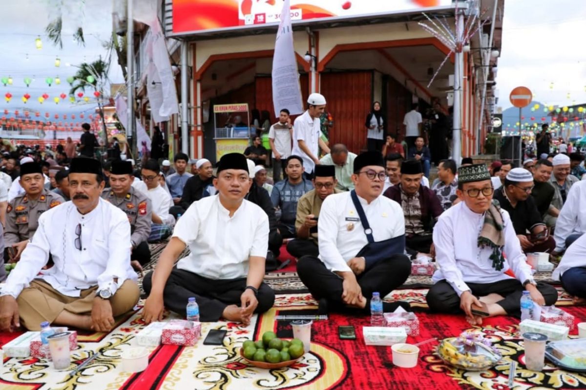 Warga Muslim dan non-Muslim di Singkawang harmoni dalam buka puasa bersama