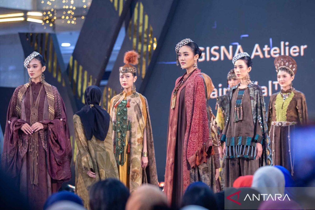 Peragaan busana Swarna Citta di Yogyakarta