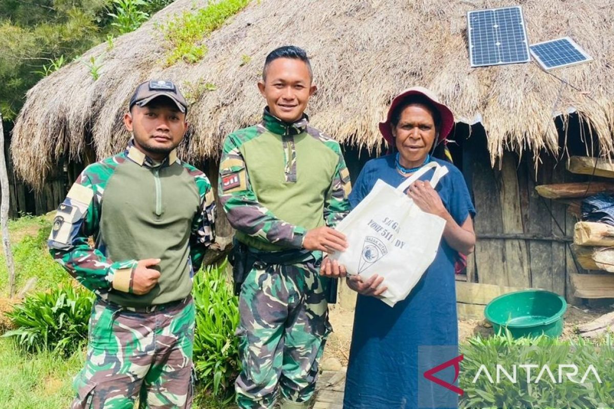 Satgas Yonif 511/DY salurkan pakaian layak pakai bagi warga Balingga