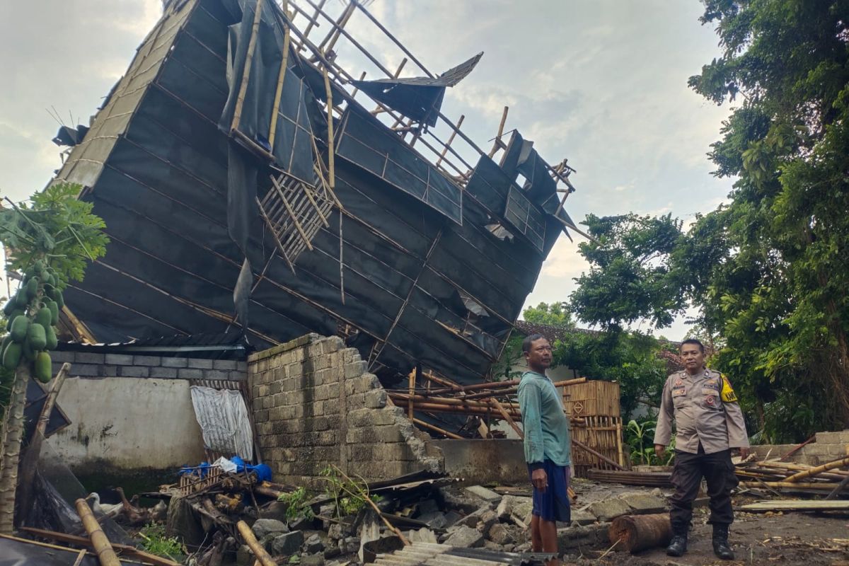 Angin kencang terjang Jember, belasan rumah rusak
