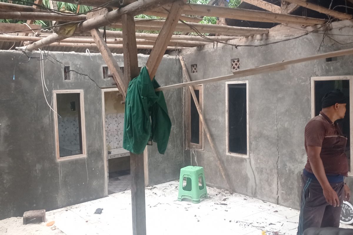 Hujan lebat, 4 rumah di Lebak Banten rusak berat diterjang longsor 