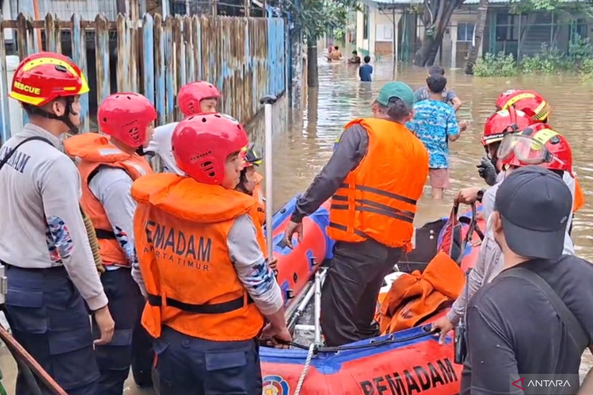 Penyelamat Evakuasi Lansia dan Bayi dari Banjir Jakarta