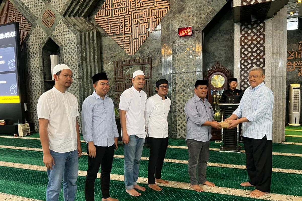 DPRD Sulsel serahkan dana infak buka puasa di Masjid Al-Markaz Al-Islami Makassar