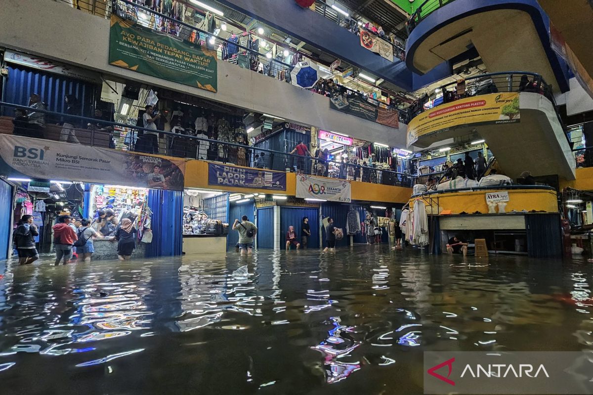 Banjir rendam 55 RT dan tiga ruas jalan di Jakbar dan Jaksel