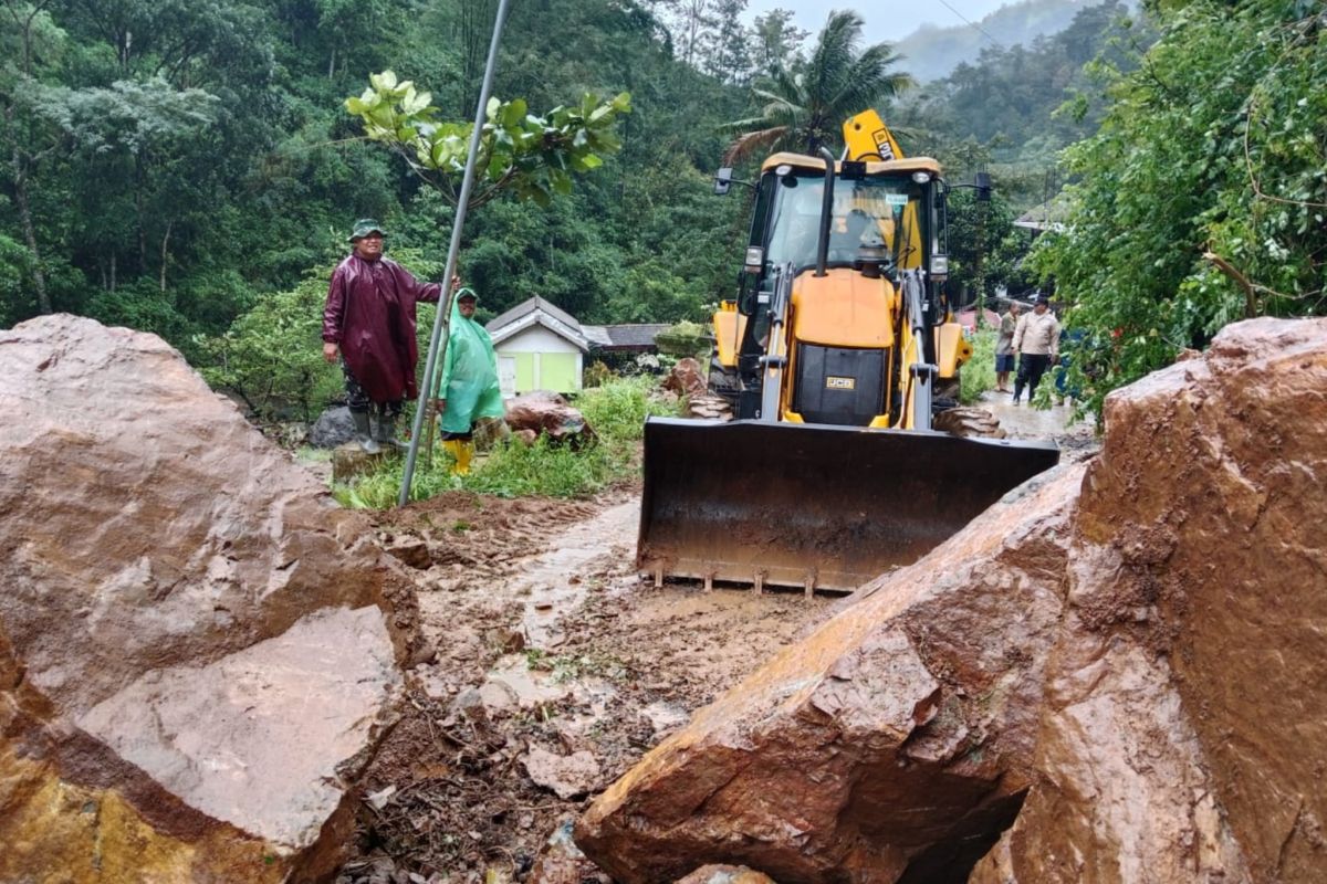 Delapan lokasi longsor di Kudus, pemkab buka akses jalan warga
