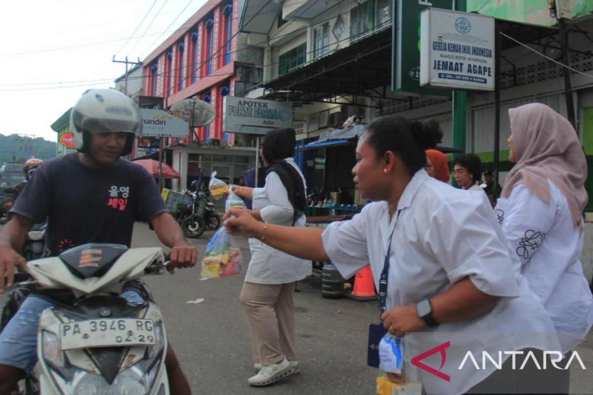 ANTARA Biro Papua bagikan 100 takjil kepada masyarakat Jayapura