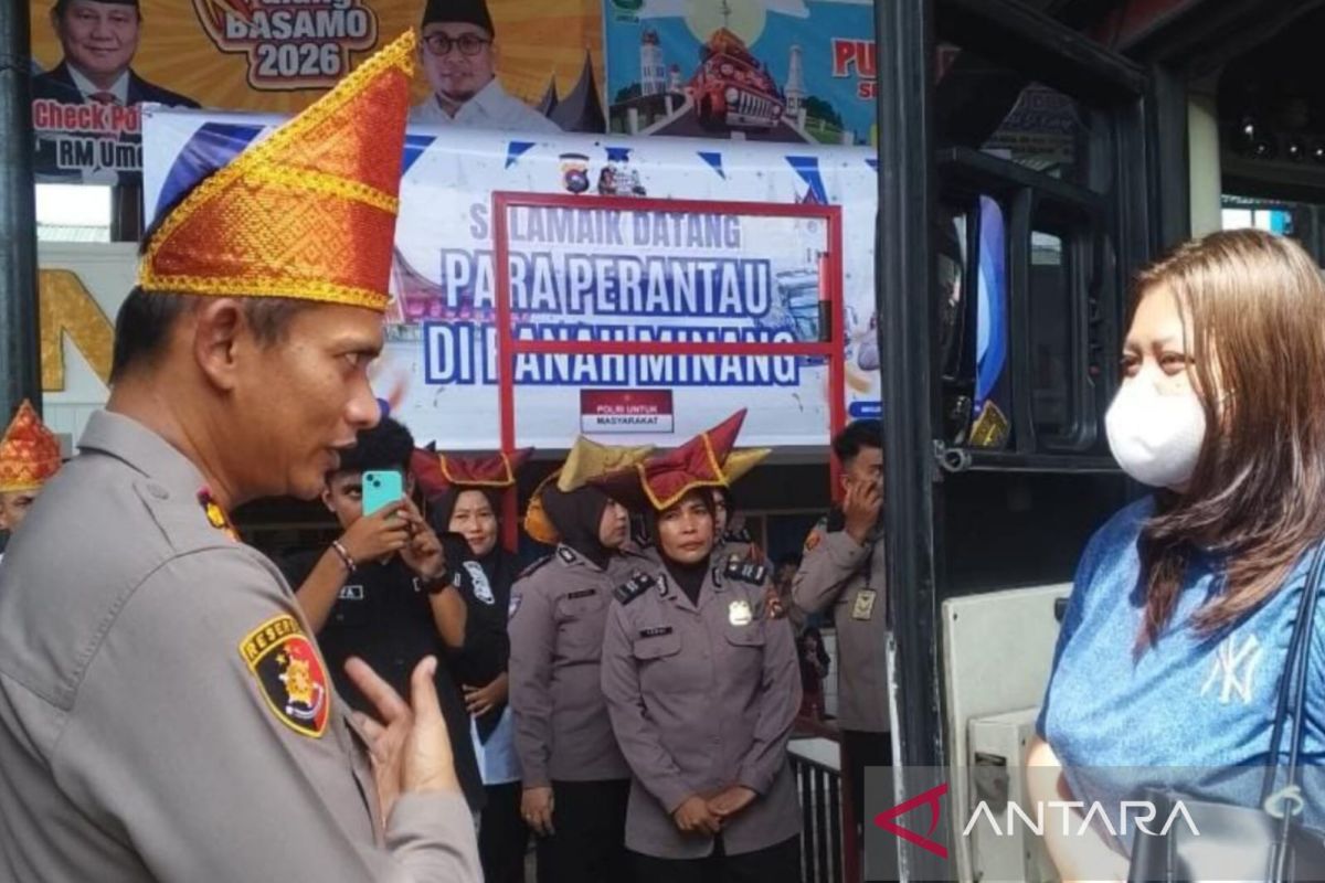 Kapolres Dharmasraya sambut rombongan mudik gratis di gerbang Sumbar