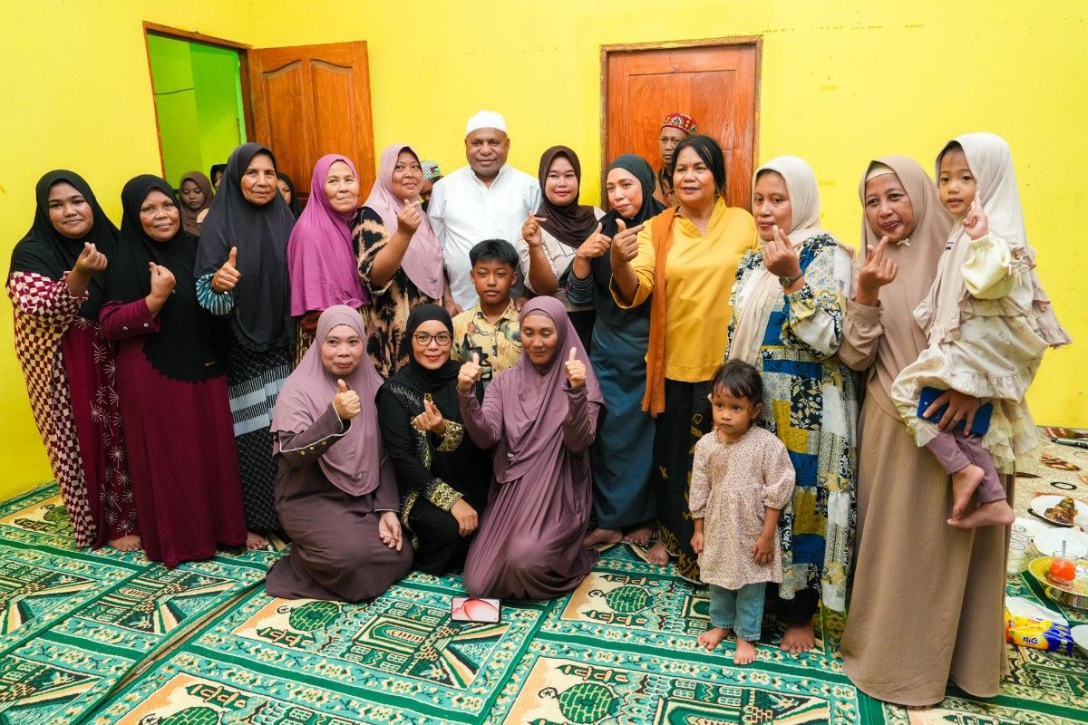 Gubernur Papua serahkan 400 sak beras bagi korban kebakaran Dok V Jayapura