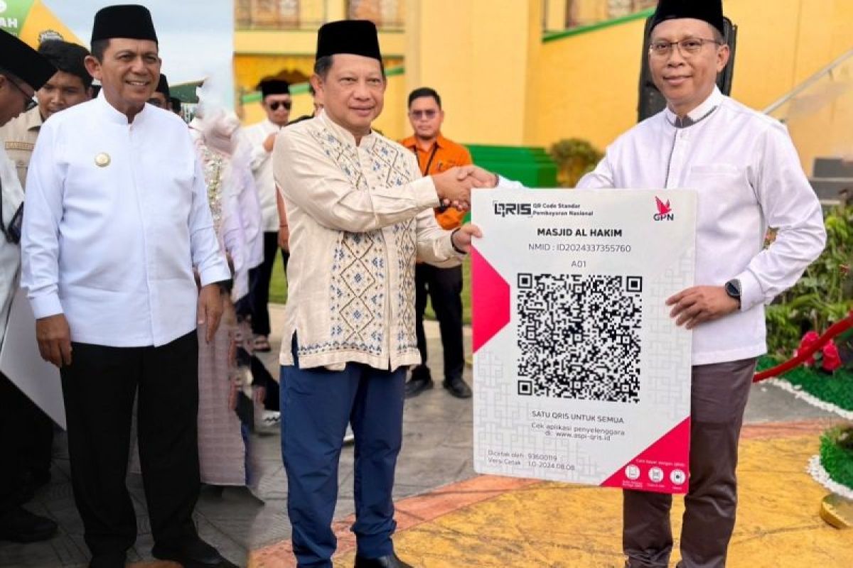 Apresiasi Program Digitalisasi Masjid, Mendagri Serahkan QRIS ZISWAF BRK Syariah di Kepri