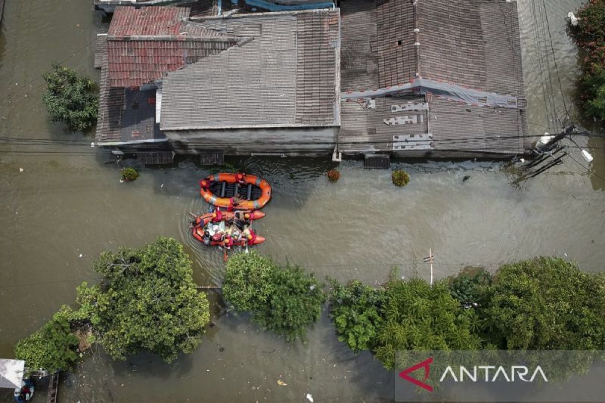 Evakuasi korban banjir di Tangerang