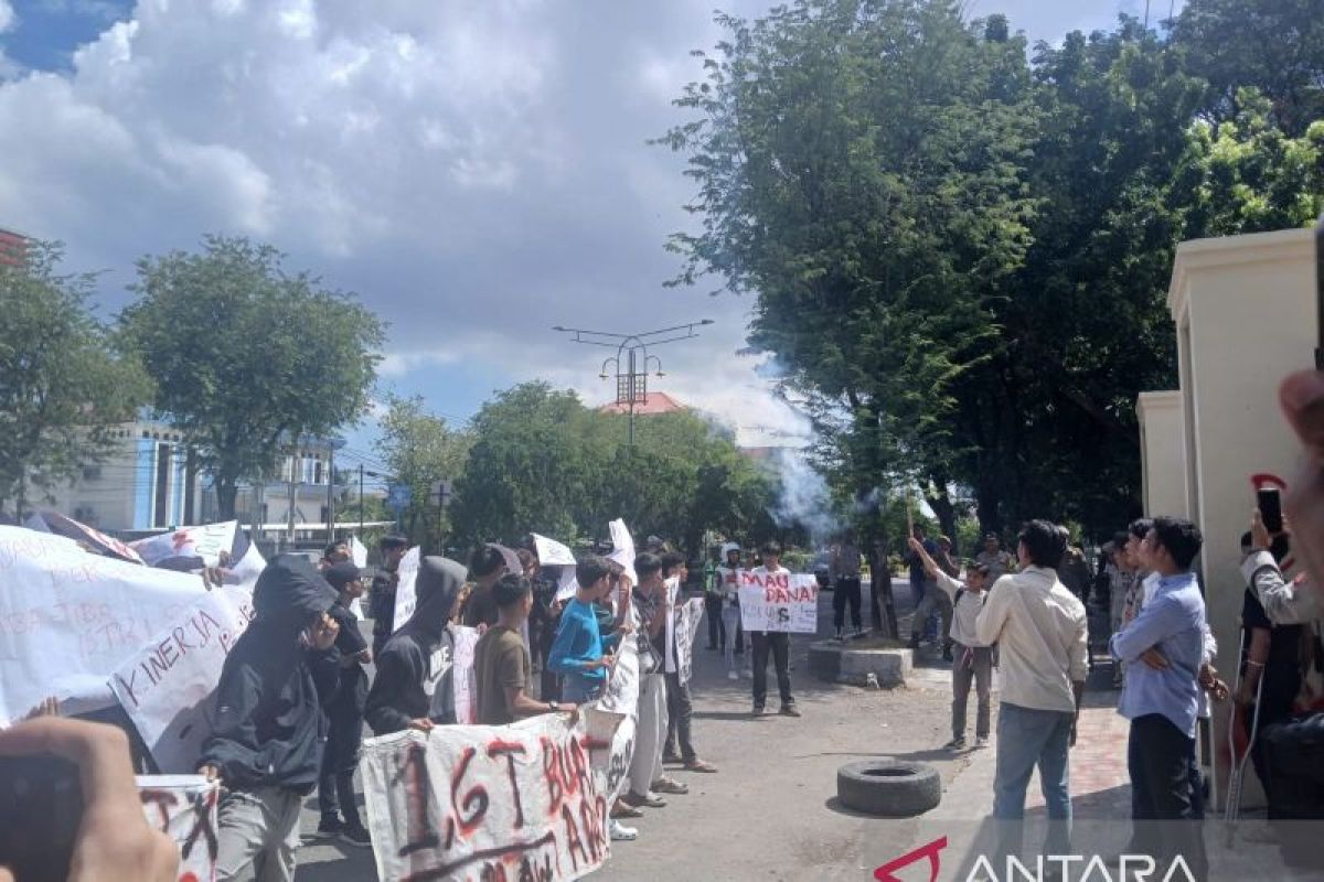 Mahasiswa demo DPRA tuntut percepatan penanganan bencana Aceh