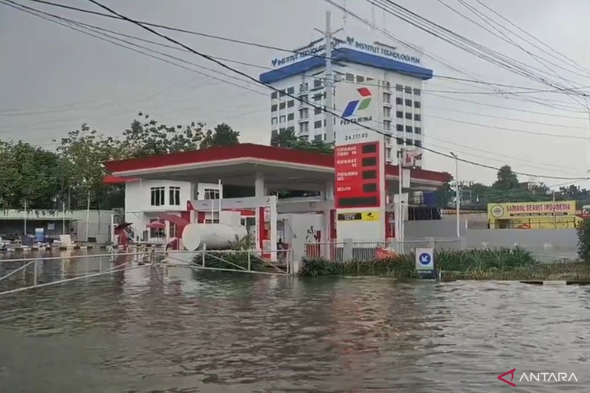 SPBU dan lalin lumpuh imbas banjir Jalan Outer Ring Road Cengkareng