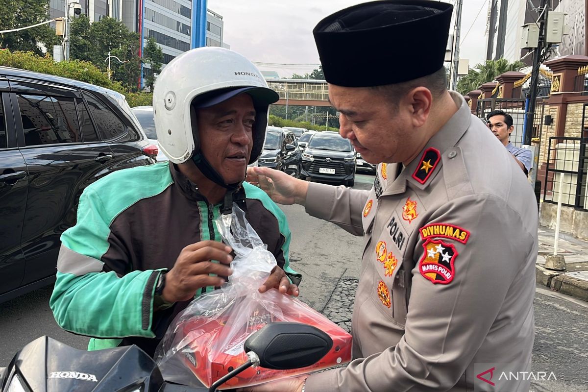 Polri bersama jurnalis bagikan 1.500 takjil bagi masyarakat
