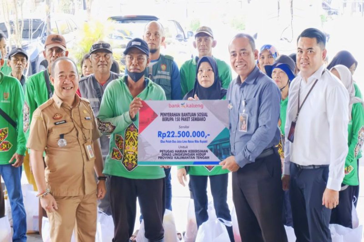 Bank Kalteng bagikan 150 paket sembako kepada petugas kebersihan di Palangka Raya