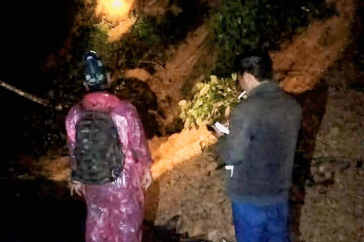 Longsor di OKU Selatan, tiga unit sepeda motor milik warga tertimbun tanah