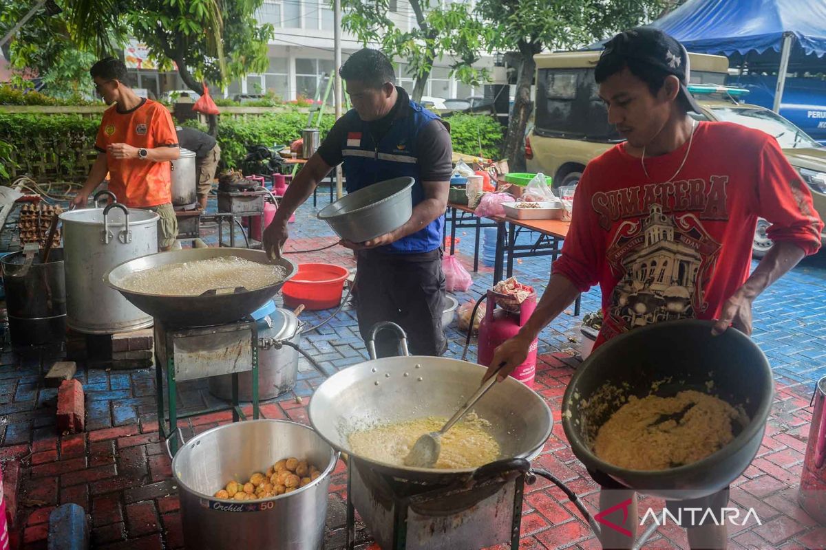 Dapur umum untuk korban bencana banjir di Tangerang