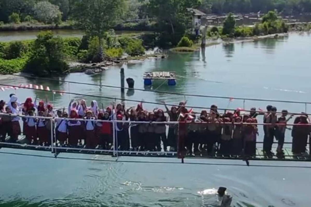 TNI bangun Jembatan Gantung Garuda Sungai Paniki buka akses warga