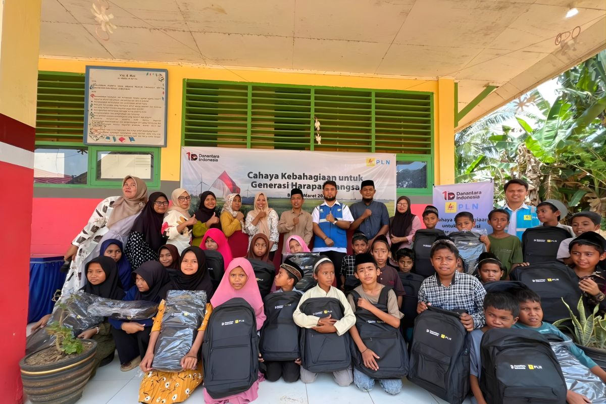 Danantara  dan PLN Sulselrabar bagikan 2.000 paket perlengkapan sekolah di Sultra