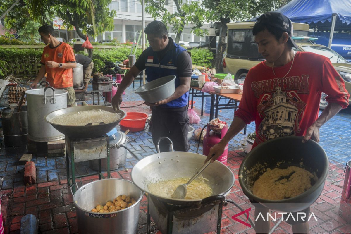 Dapur umum untuk korban bencana banjir di Tangerang