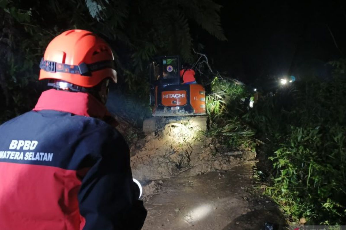 Akses jalan Desa Pulau Beringin Utara di OKU Selatan kembali normal setelah tertutup tanah longsor