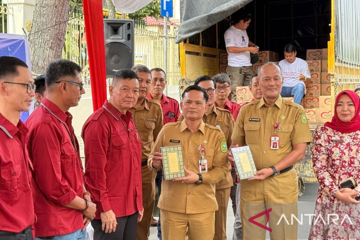 APP Group dan Paguyuban Sinar Mas Riau Salurkan Wakaf Alquran dan Minyak Goreng Harga Khusus