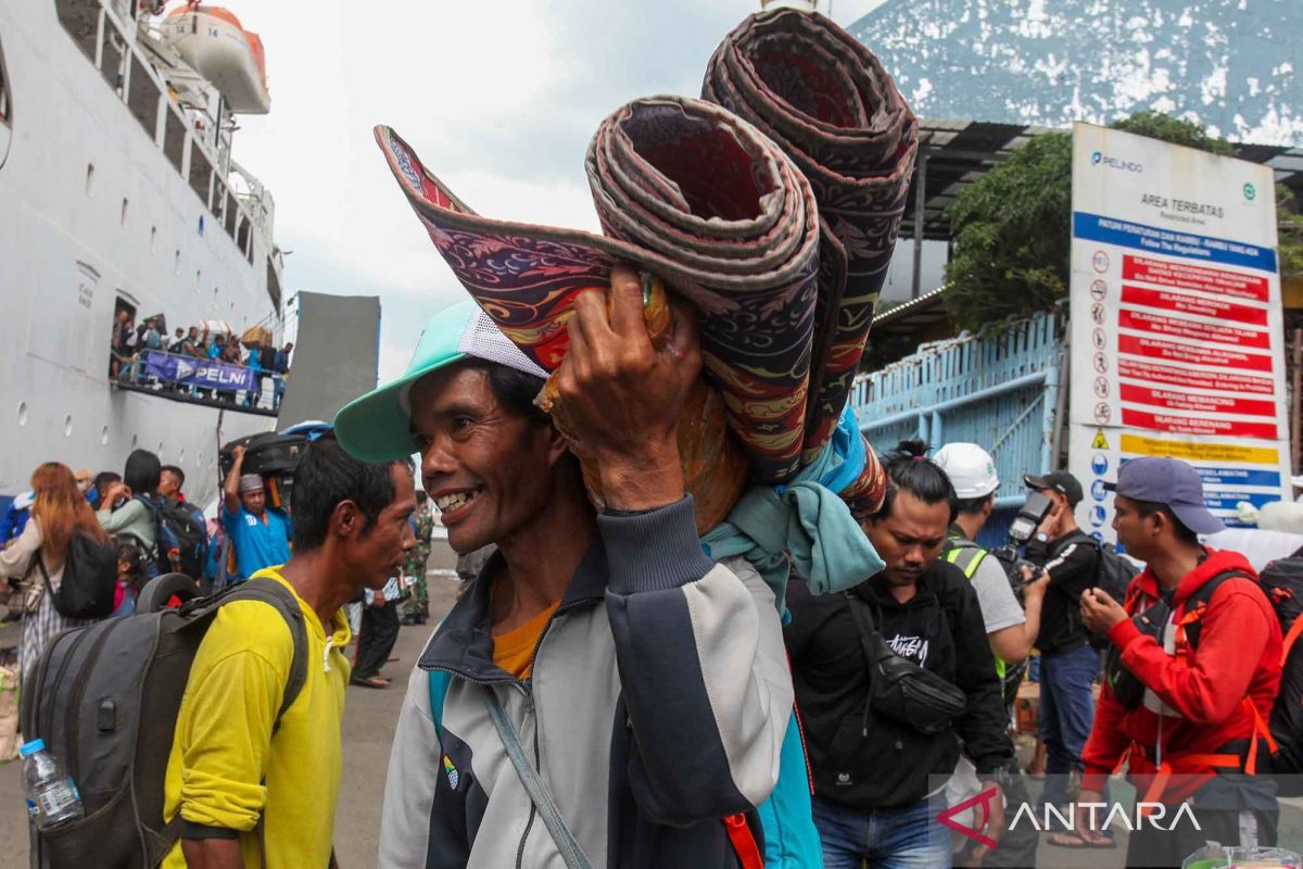 Arus mudik mulai terasa, ribuan penumpang kapal laut tiba di Surabaya