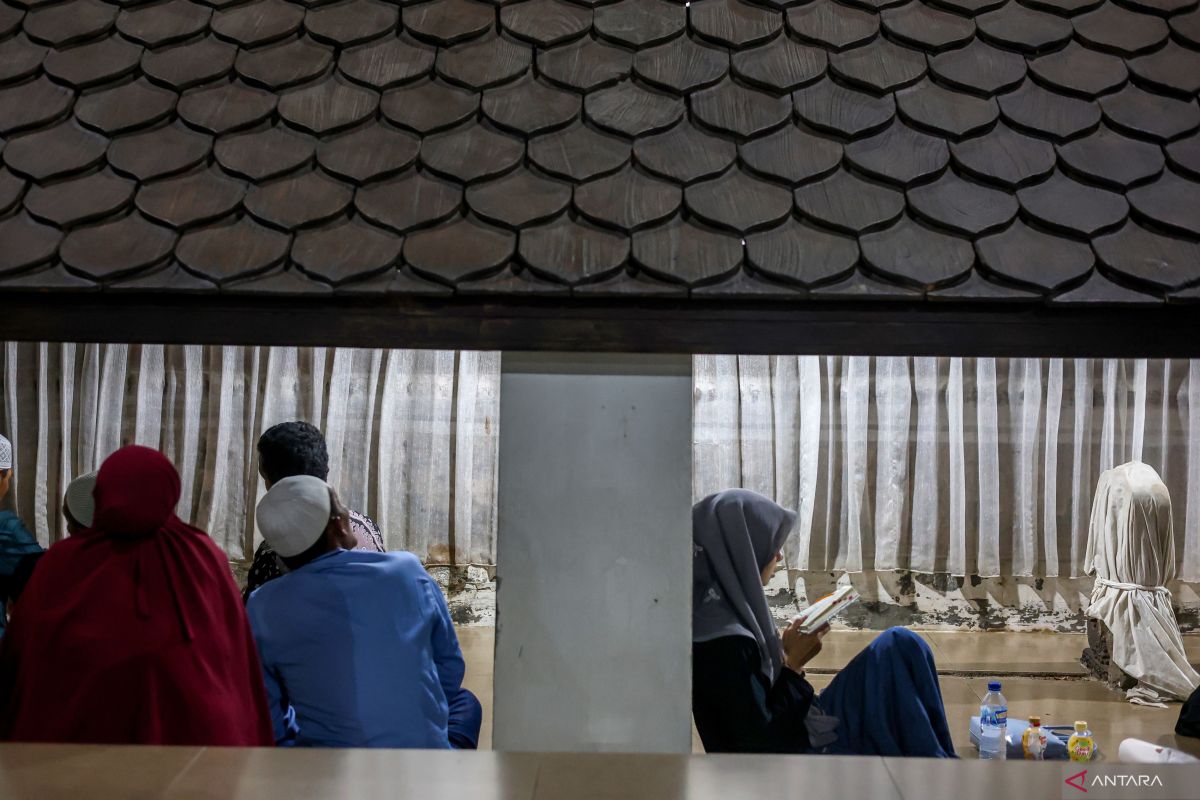 Tradisi ziarah makam Sunan Bonang di Tuban