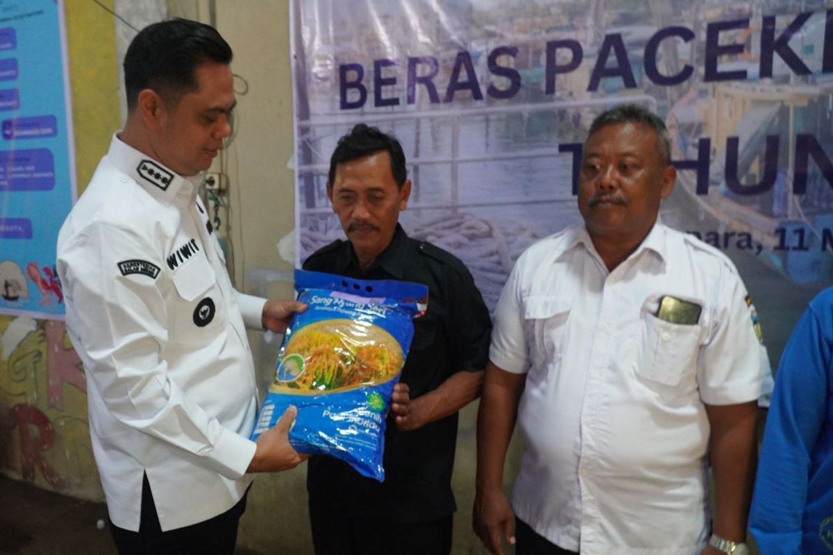 Pemkab Jepara salurkan 36 ton beras untuk 7.500 nelayan