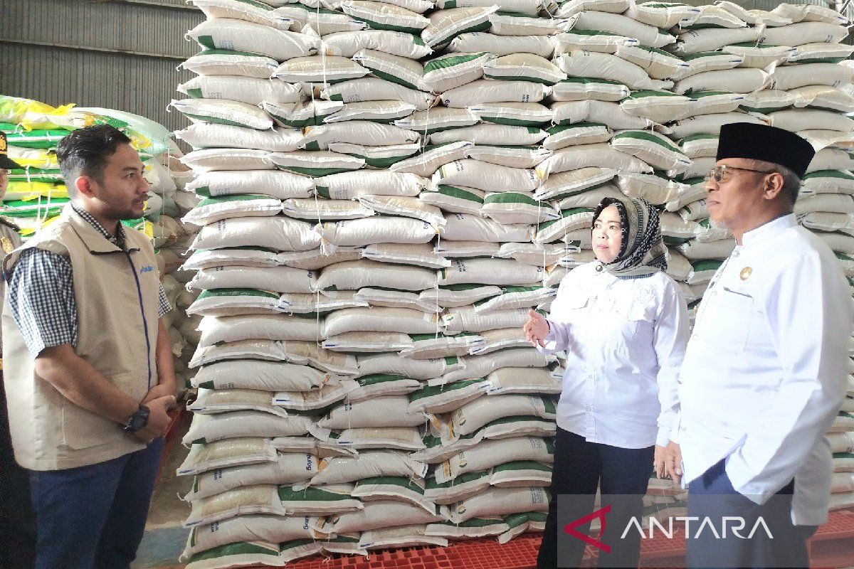 Bupati Kobar turun ke pasar pantau ketersediaan bahan pokok jelang Lebaran