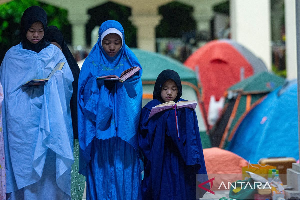 Malam paling dinanti: Intip syahdunya perjuangan ribuan umat Islam berburu Lailatul Qadar di Masjid Habiburrahman Bandung