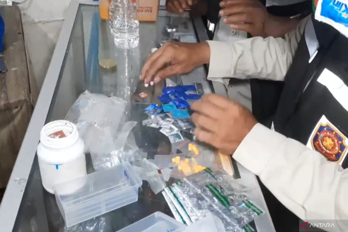 Operasi pekat di Matraman, petugas sita 128 obat ilegal dan 15 miras
