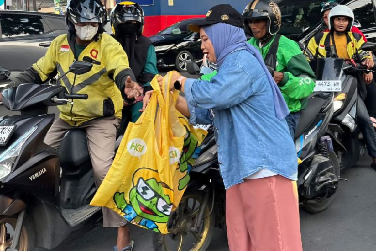 ANTARA Makassar dan HGI berbagi takjil kepada pengguna jalan