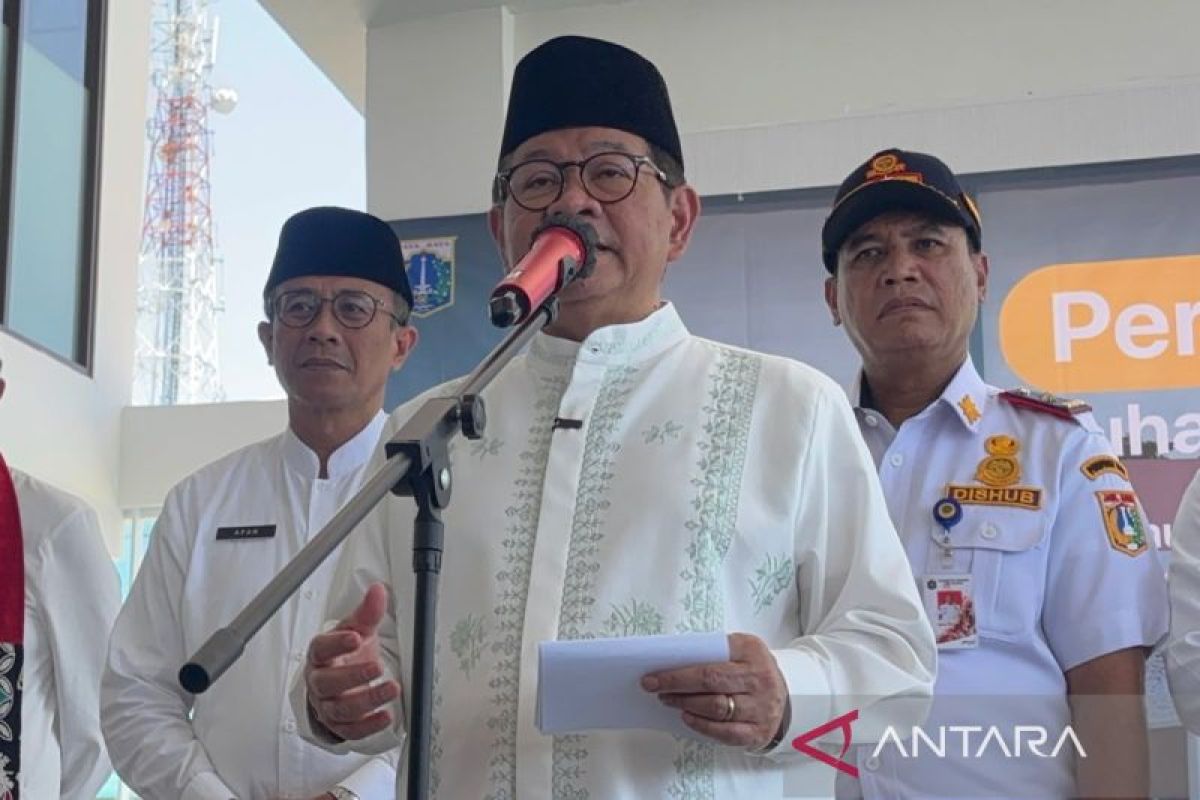 Pramono bagikan 1.108 kartu layanan gratis untuk warga Pulau Seribu