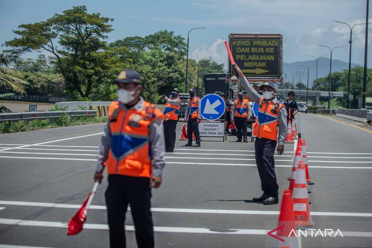 Pengalihan arus kendaraan truk selama mudik di jalan tol menuju Merak