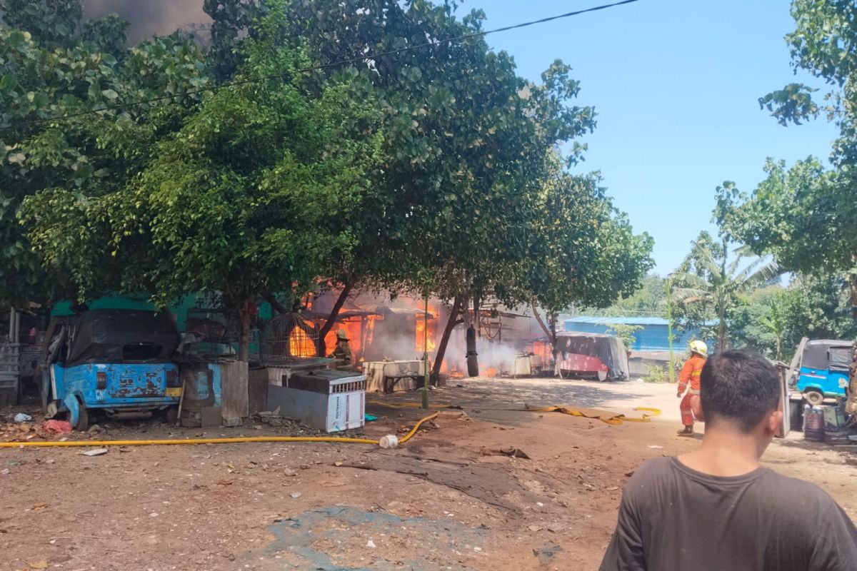 Kebakaran hanguskan 10 rumah dan dua lapak di Pesanggrahan