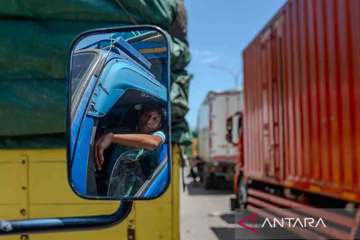 Antrean truk tujuan Sumatera mengular tunggu masuk Pelabuhan Ciwandan