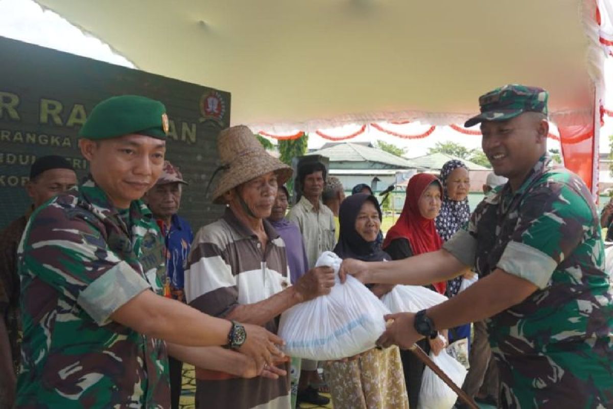 Tekan inflasi jelang Lebaran, Korem 102/Pjg dan Kodim 1015/Sampit gelar bazar murah