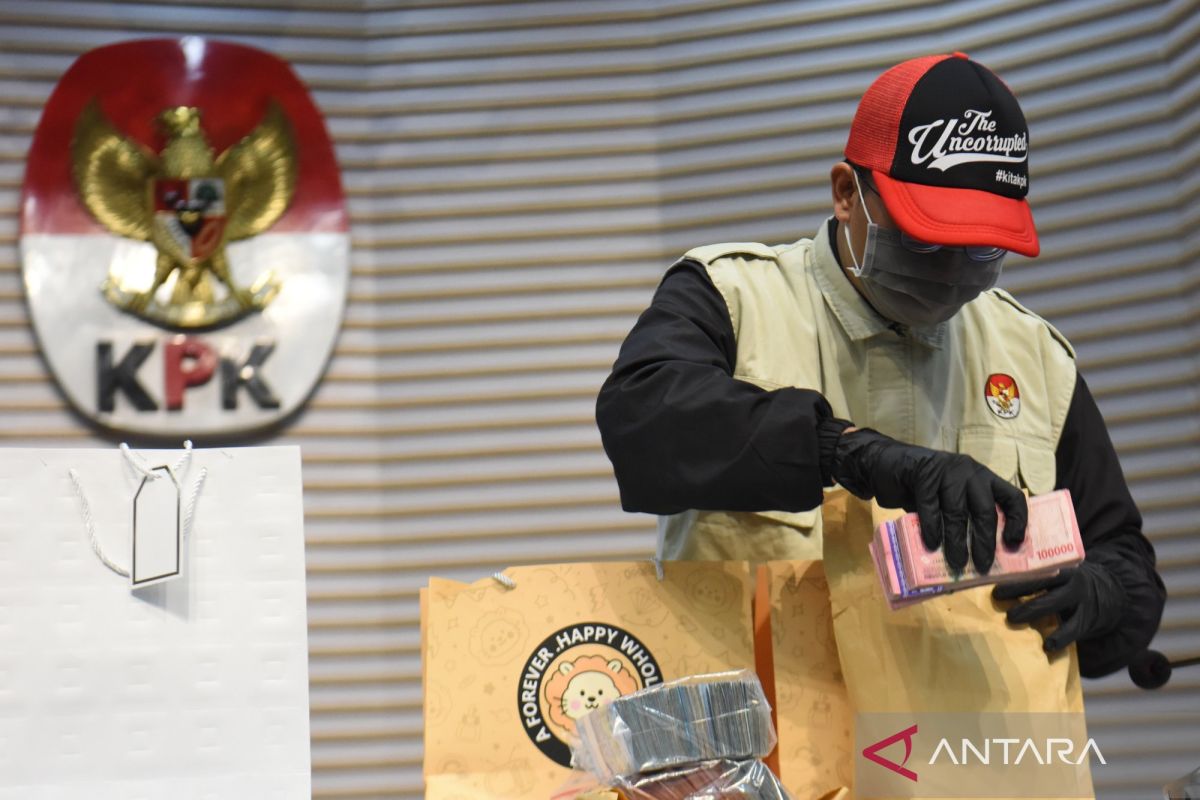 KPK sita uang Rp610 juta hasil Bupati Cilacap peras satker untuk THR