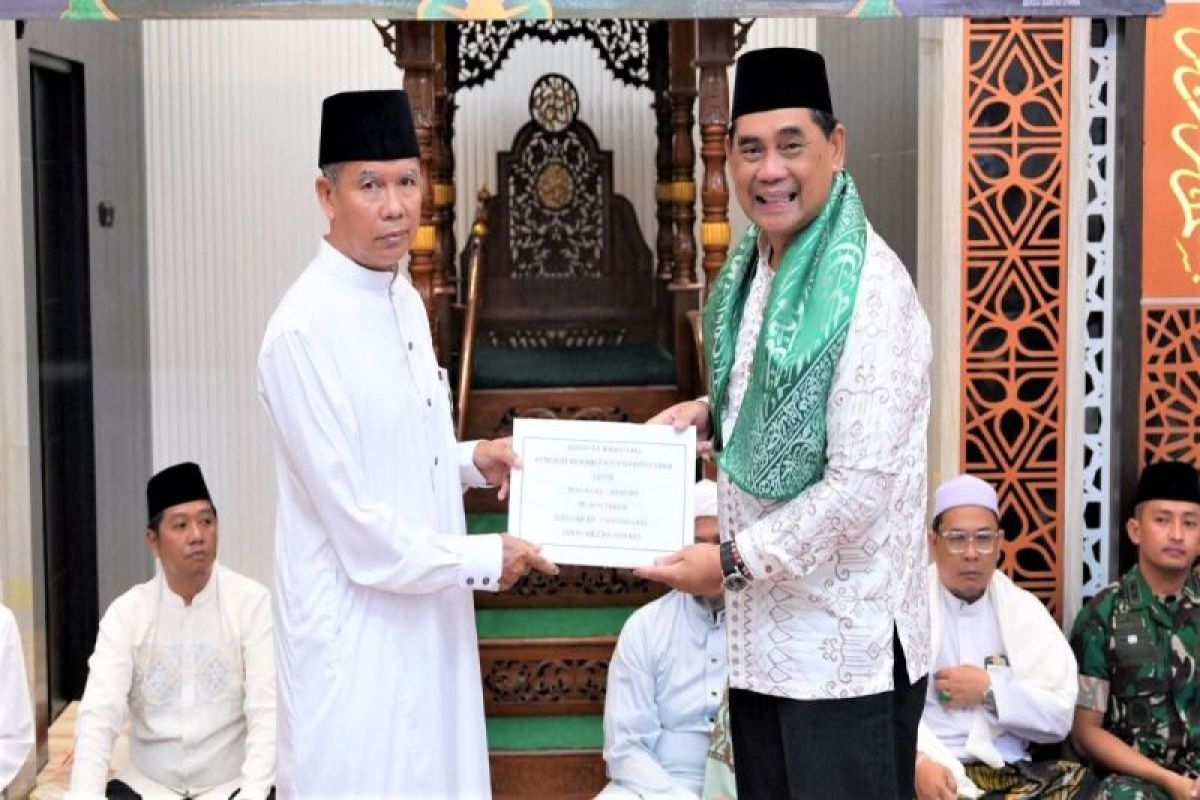 Bupati Barito Utara serahkan hibah Rp1 miliar untuk Masjid Arafah