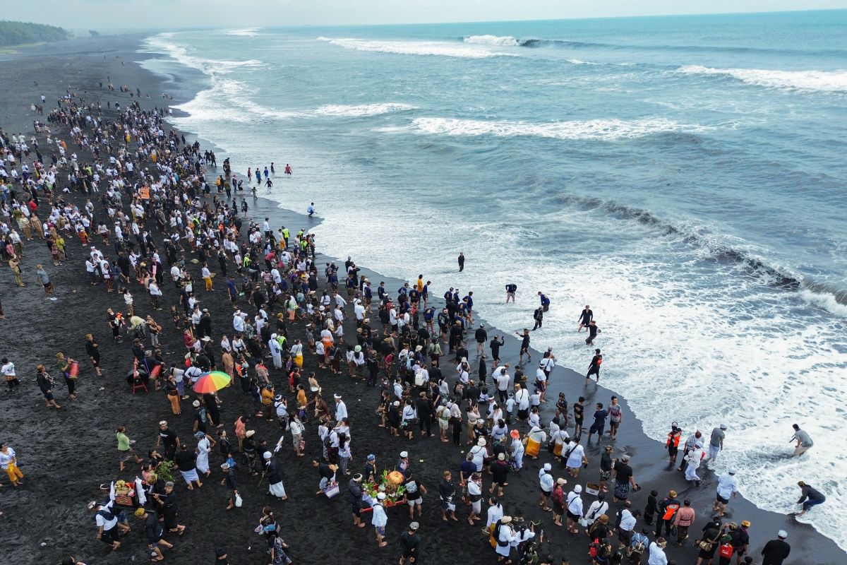 Upacara Melasti jelang hari raya Nyepi di pesisir Pulau Jawa