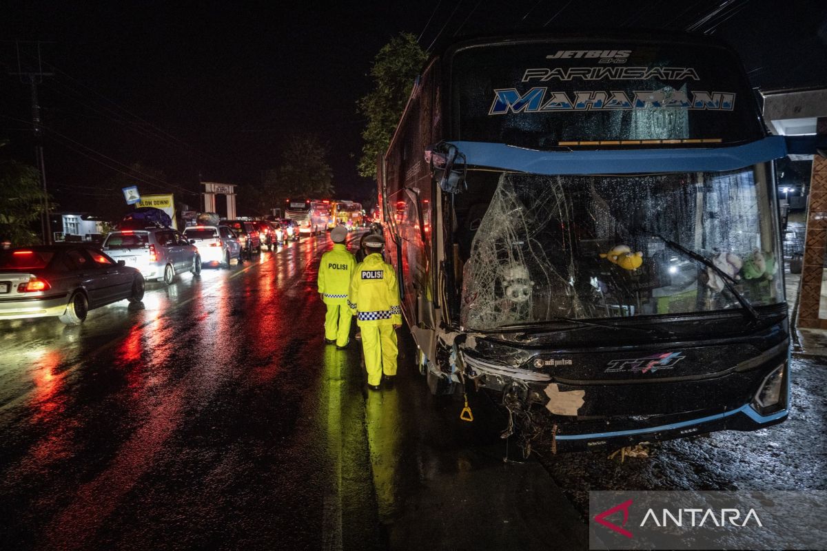 Kecelakaan beruntun di jalur Limbangan Garut, arus mudik Bandung-Tasikmalaya macet 3 km