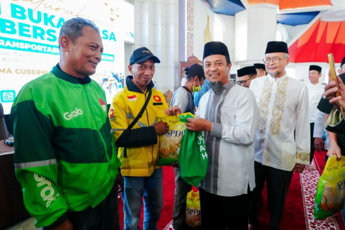 Gubernur serahkan 5.000 paket sembako kepada insan transportasi se-Sulsel