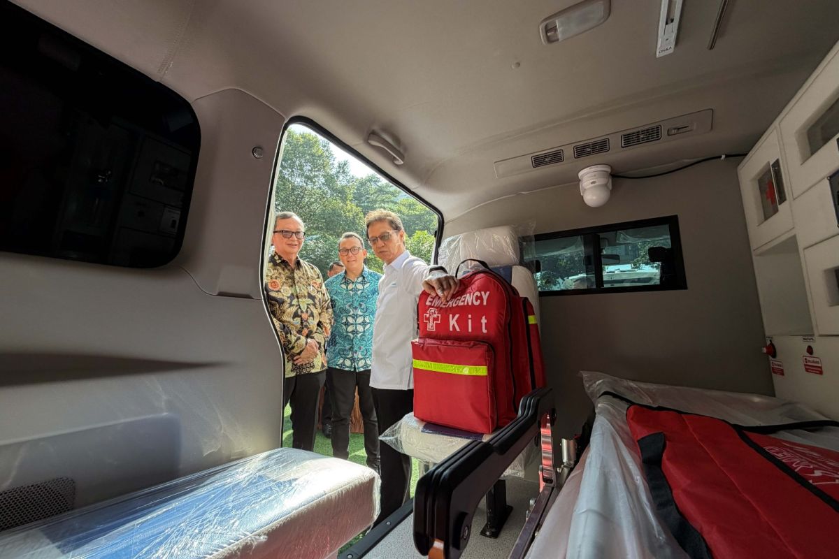 Astra salurkan ambulans dan alat kesehatan untuk Sumatera