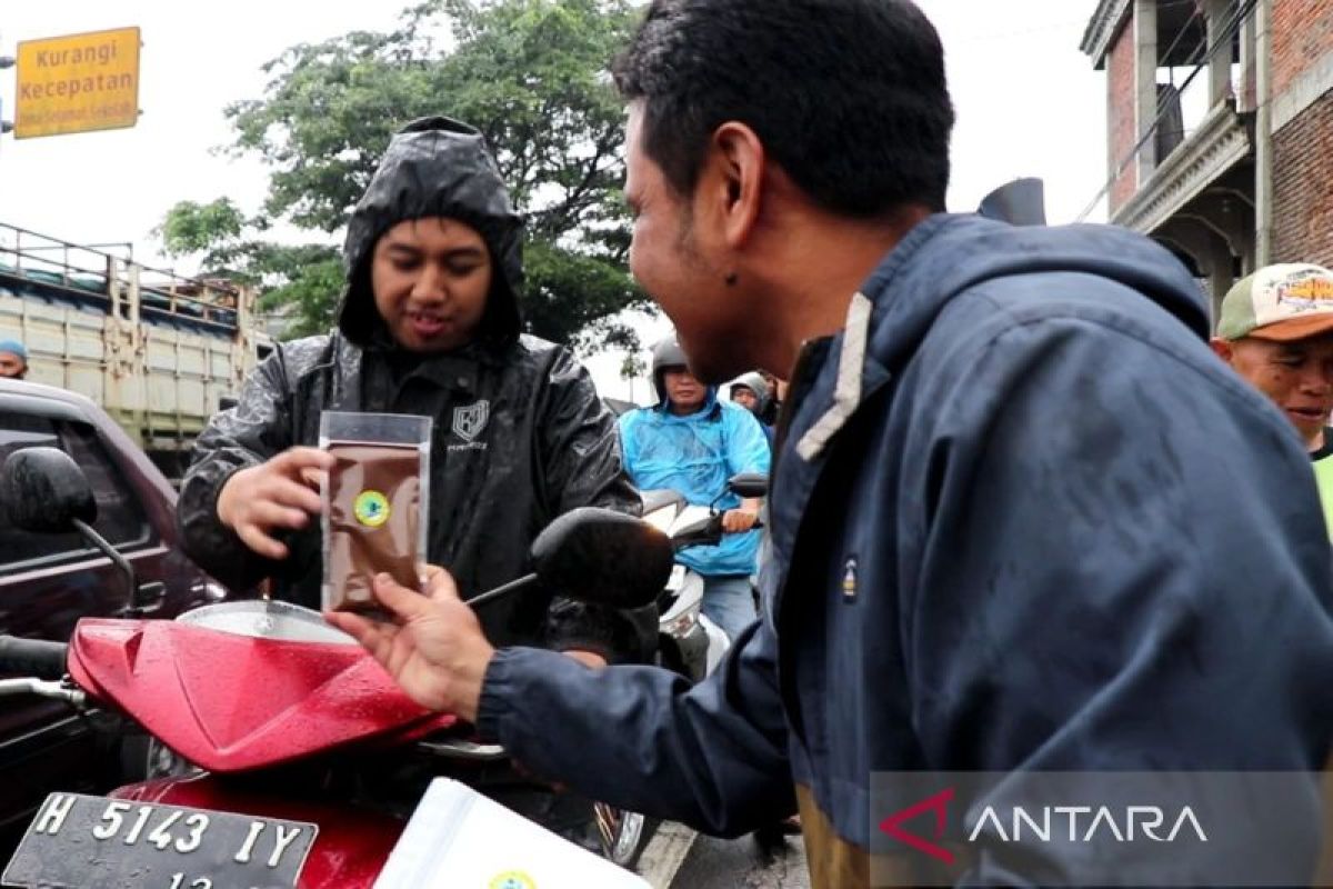 Petani Temanggung sedekah kopi dan tembakau lembutan ke pengguna jalan