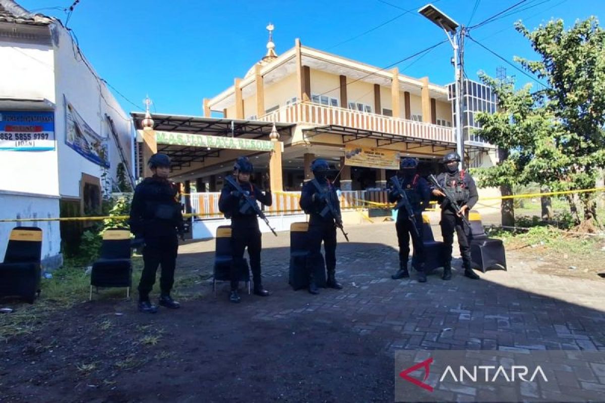 Tim Jibom bersama labfor selidiki TKP ledakan masjid di Jember