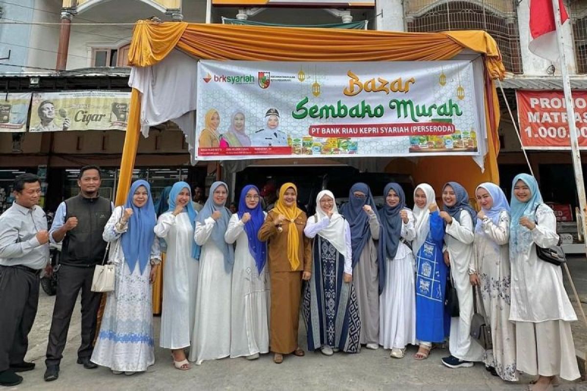 BRK Syariah Gandeng Dharma Wanita Gelar Bazar Sembako Murah untuk Warga Mentangor