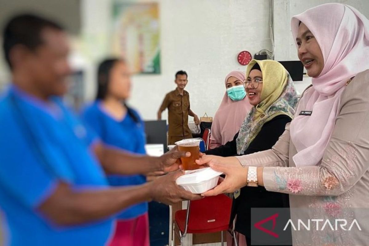 BRK Syariah Berikan 300 Porsi Makanan dan Minuman untuk Pasien RSJ Tampan