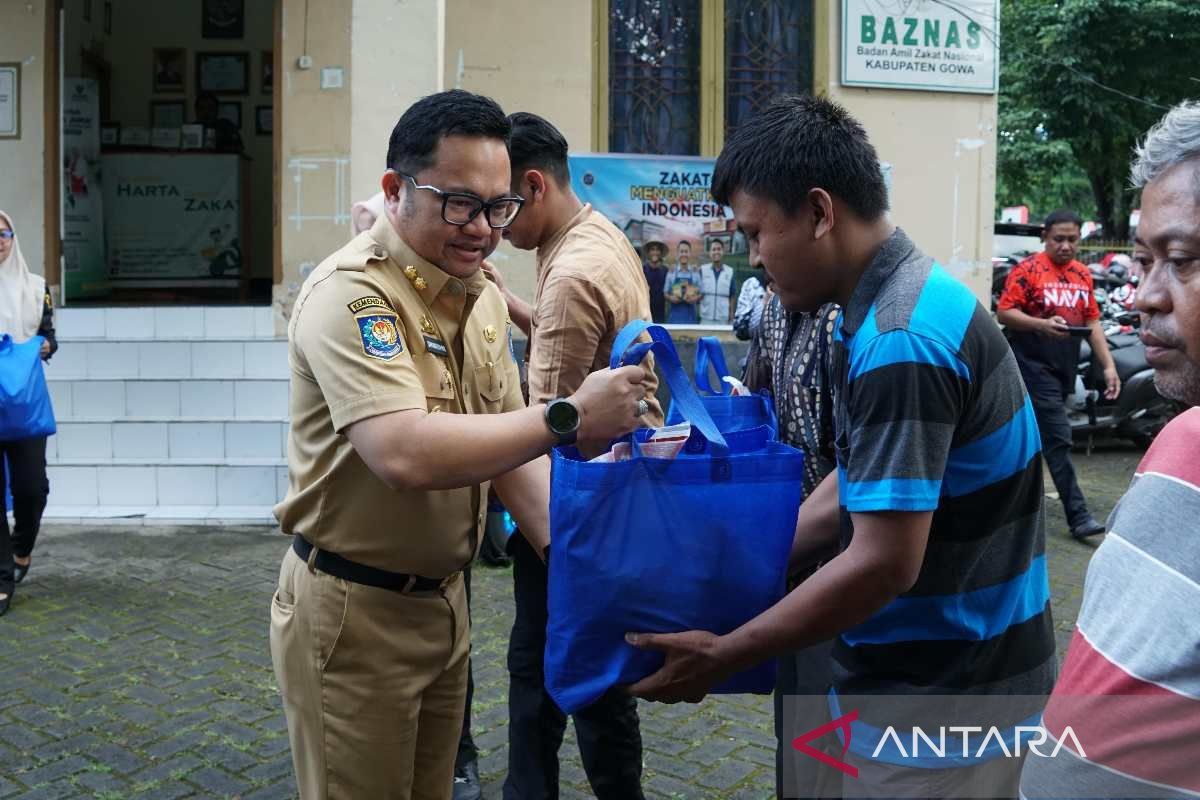 Wabup Gowa salurkan paket sembako dari PGRI-Baznas ke 80 guru honorerr