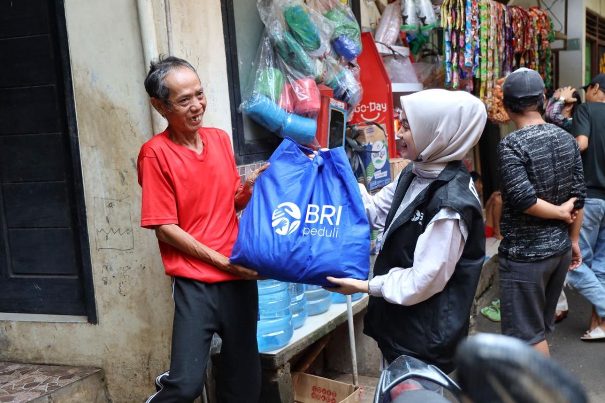 BRI Peduli bagikan 279 ribu paket sembako dan santuni ribuan anak yatim